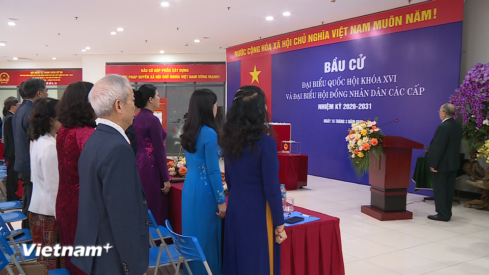 Nghi lễ khai mạc tại tổ bầu cử số 7, sảnh N04A, khu Ngoại giao đoàn, phường Xuân Đỉnh, Thành phố Hà Nội. (Ảnh: Hằng Trần/Vietnam+)