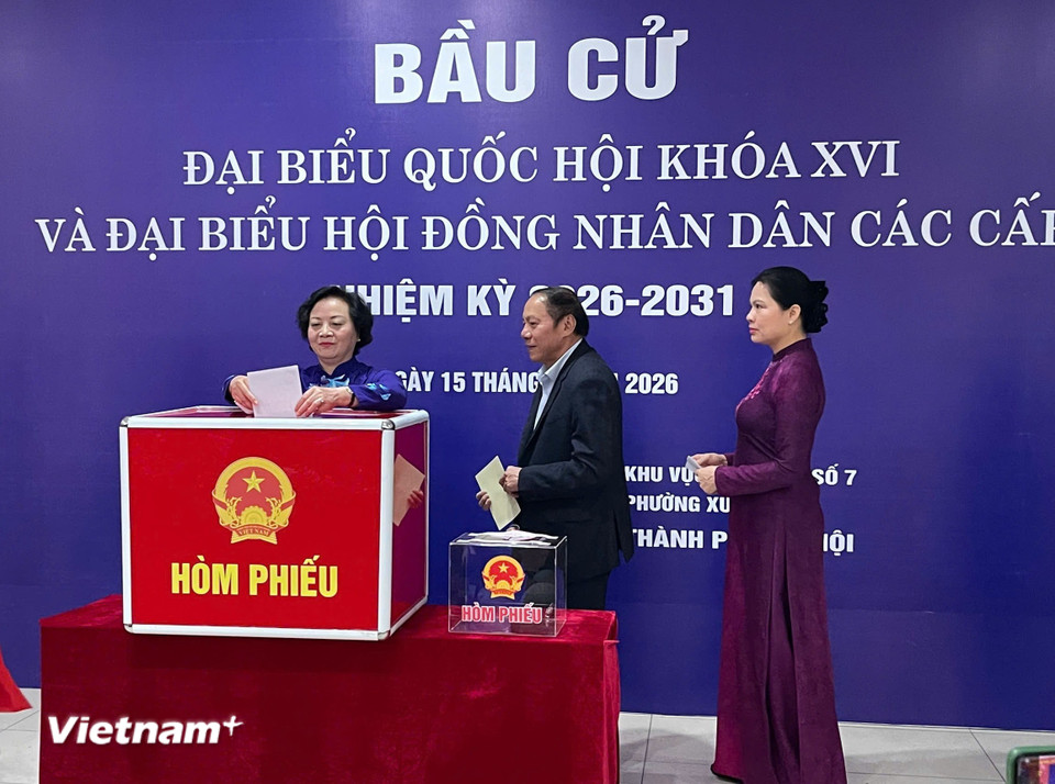 Sau lễ khai mạc, Ủy viên Bộ Chính trị, Chủ tịch Ủy ban Trung ương Mặt trận Tổ quốc Việt Nam Bùi Thị Minh Hoài và Bí thư Trung ương Đảng, Phó Thủ tướng Chính phủ Phạm Thị Thanh Trà đã cùng các cử tri trong khu dân cư thực hiện quyền và nghĩa vụ công dân của mình. (Ảnh: Hằng Trần/Vietnam+)
