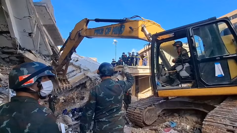 Đội công binh tìm cách tiếp cận nạn nhân. (Ảnh: Hoàng Vũ/Vietnam+)