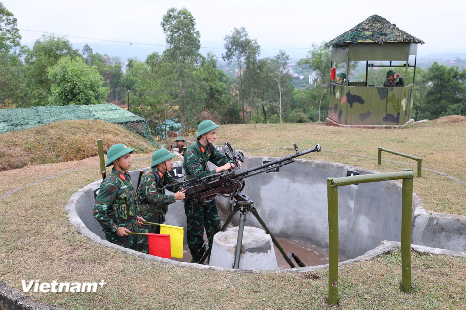 Đại đội phòng không 16, Trung đoàn Bộ Binh 95 triển khai trận địa phòng không cấp 1, sẵn sàng bảo vệ bình yên bầu trời Tổ quốc. (Ảnh: Hằng Trần/Vietnam+)