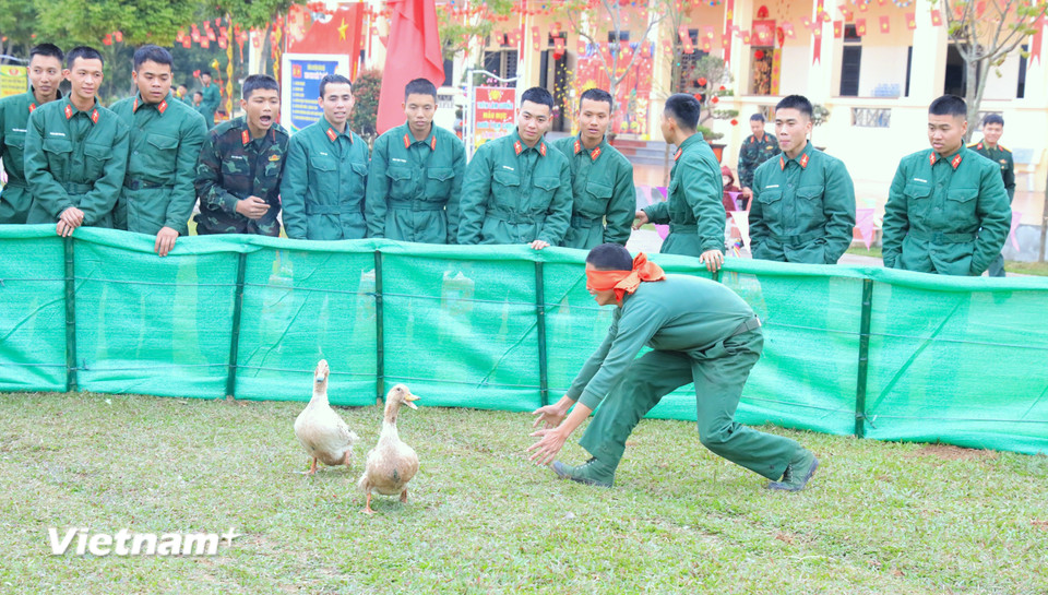 Trò chơi dân gian truyền thống, tạo không khí vui tươi trong doanh trại. (Ảnh: Hằng Trần/Vietnam+)