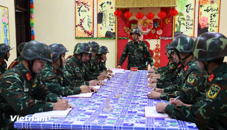 Vui xuân mới không quên nhiệm vụ, cán bộ chiến sĩ họp bàn tác chiến khi nhận lệnh báo động. (Ảnh: Hằng Trần/Vietnam+)