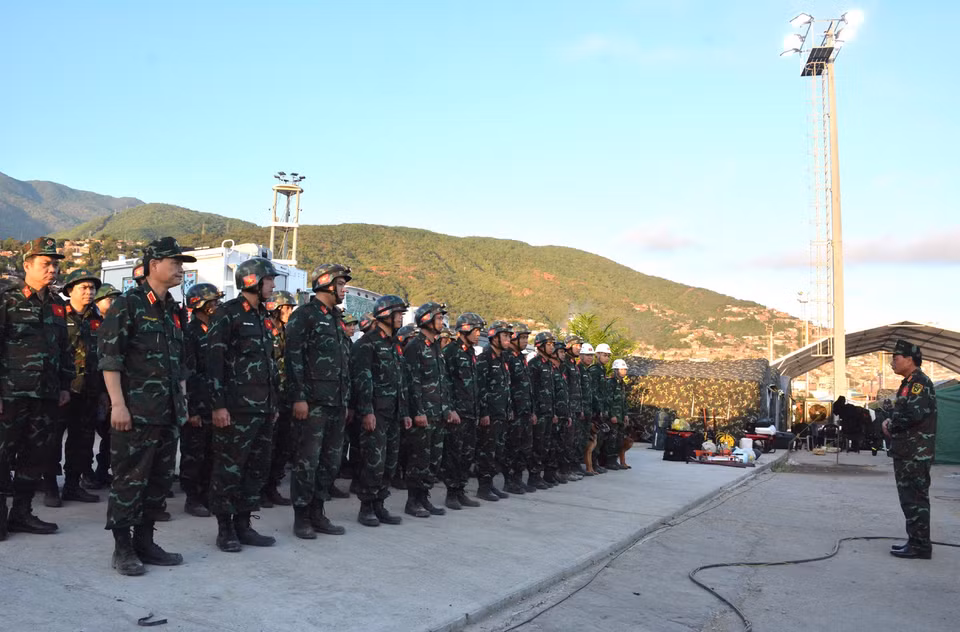 Đây là lần thứ ba Quân đội nhân dân và Công an nhân dân Việt Nam cử lực lượng và phương tiện ra nước ngoài thực hiện nhiệm vụ hỗ trợ nhân đạo, cứu trợ thảm họa. Đoàn Việt Nam tham gia khắc phục hậu quả động đất tại Venezuela gồm 124 thành viên. (Ảnh: Hoàng Vũ/Vietnam+)