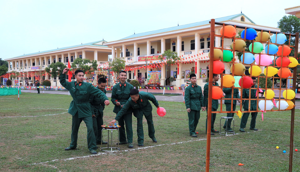 Những tiếng cười rộn rã trong cuộc thi phi tiêu trung bóng giúp bộ đội thêm phấn chấn trước giờ trực sẵn sàng chiến đấu. (Ảnh: Hằng Trần/Vietnam+)