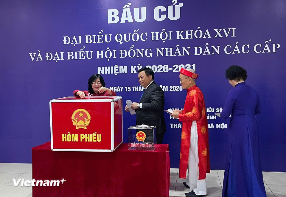 Sáng nay (15/3), tại tổ bầu cử số 7, phường Xuân Đỉnh, Thành phố Hà Nội, Ủy viên Bộ chính trị, Bí thư Trung ương Đảng, Chủ tịch Ủy ban Trung ương Mặt trận Tổ quốc Việt Nam, Phó chủ tịch Hội đồng Bầu cử Quốc gia Bùi Thị Minh Hoài đã thực hiện quyền bầu cử, bỏ phiếu đầu tiên lựa chọn người xứng đáng nhất làm đại biểu Quốc hội khóa XVI và đại biểu Hội đồng nhân dân các cấp nhiệm kỳ 2026-2031. (Ảnh: Hằng Trần/Vietnam+)
