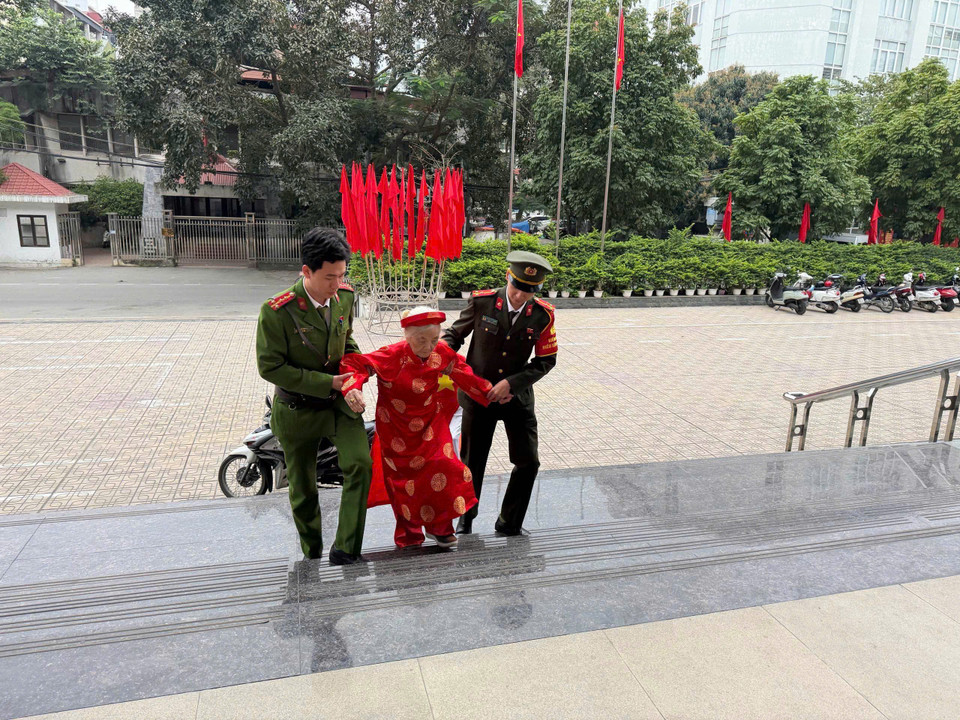 Công an phường Đống Đa hỗ trợ cử tri cao tuổi. (Ảnh: CAHN)