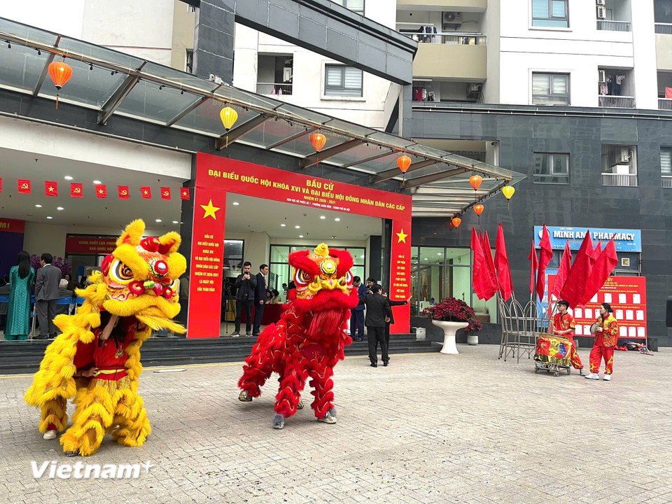 Quang cảnh tại tổ bầu cử số 7, sảnh N04A, khu Ngoại giao đoàn, phường Xuân Đỉnh, Thành phố Hà Nội. (Ảnh: Hằng Trần/Vietnam+)