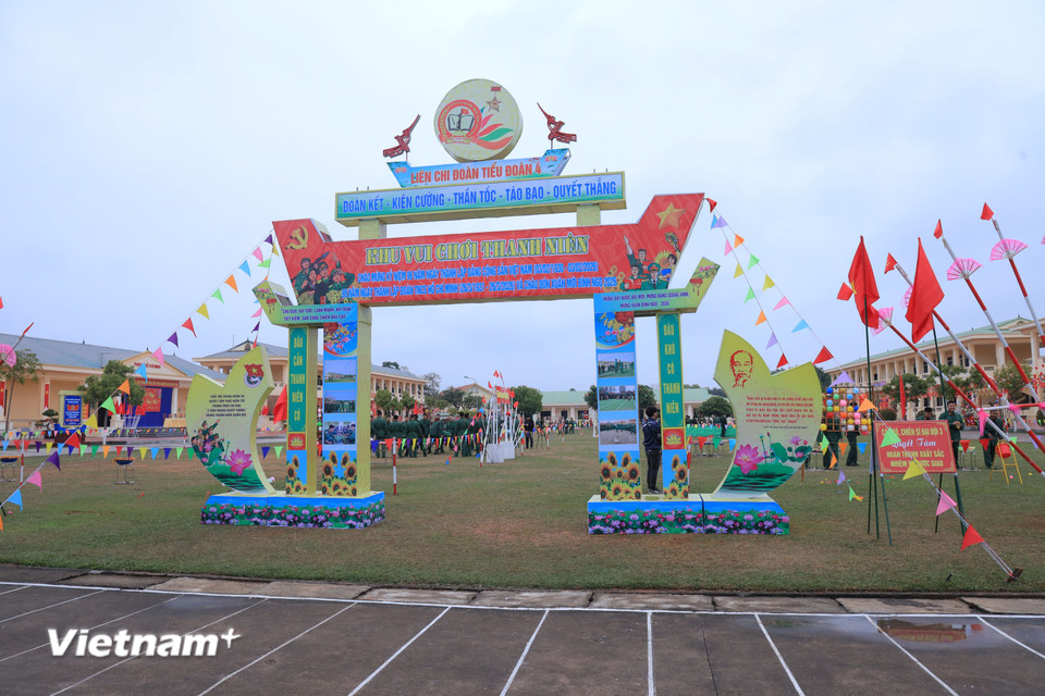 Bên cạnh nhiệm vụ trực sẵn sàng chiến đấu, cán bộ, chiến sĩ tổ chức nhiều hoạt động vui Xuân, đón Tết sôi nổi, góp phần nâng cao đời sống tinh thần và gắn kết tình đồng chí, đồng đội. (Ảnh: Hằng Trần/Vietnam+)