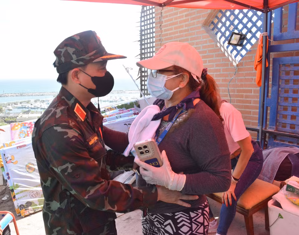 Một người mẹ Venezuela cảm ơn bộ đội Việt Nam đã giúp tìm kiếm và đưa thi thể con gái ra khỏi đống đổ nát. (Ảnh: Hoàng Vũ/Vietnam+) ​