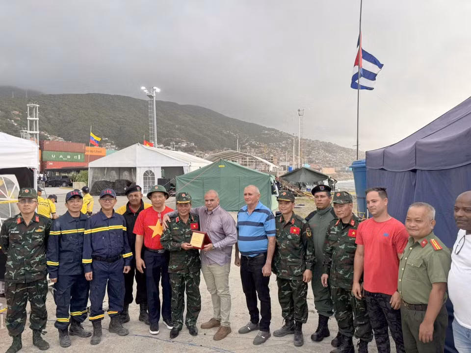 Đoàn cứu hộ Việt Nam gặp gỡ với đội cứu hộ cứu nạn của Cuba. (Ảnh: Hoàng Vũ/Vietnam+)