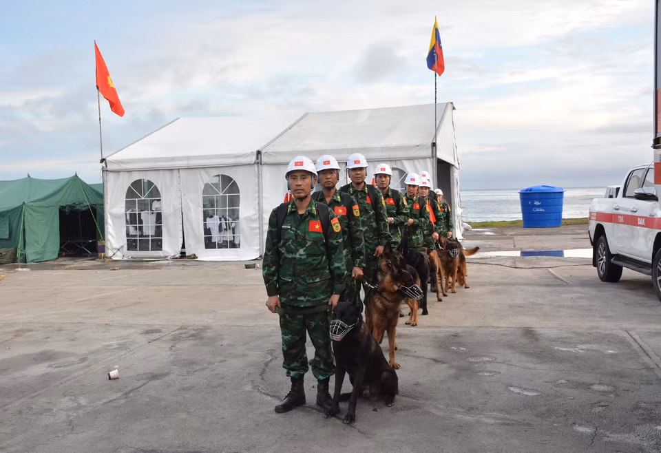 Các thành viên đoàn Việt Nam cơ động từ nơi đóng quân ra khu vực thực hiện nhiệm vụ dưới sự hỗ trợ của phía Venezuela. (Ảnh: Hoàng Vũ)
