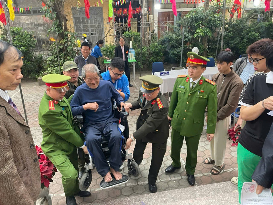 Sự tận tâm, chu đáo không chỉ thể hiện tinh thần trách nhiệm của lực lượng chức năng trong ngày bầu cử mà còn lan tỏa hình ảnh đẹp về người chiến sĩ Công an nhân dân gần gũi, vì nhân dân phục vụ. (Ảnh:CAHN)