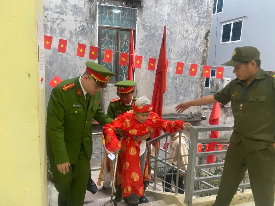 Ngày 15/3, cử tri cả nước chính thức đi bỏ phiếu bầu cử đại biểu Quốc hội khóa XVI và đại biểu Hội đồng nhân dân các cấp nhiệm kỳ 2026-2031. Tại nhiều điểm bỏ phiếu trên địa bàn Thủ đô, hình ảnh cán bộ, chiến sĩ công an Hà Nội hỗ trợ các cụ già, người khuyết tật,... hoàn thành quyền công dân, để lại nhiều ấn tượng tốt đẹp. (Ảnh: CAHN)