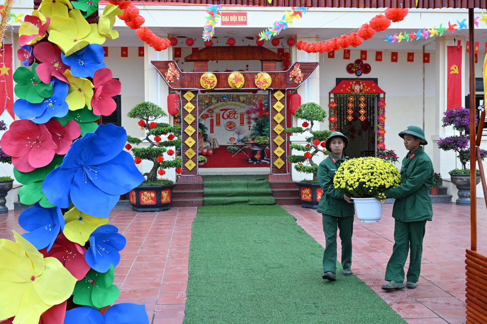 Doanh trại được trang trí rực rỡ cờ hoa, câu đối đỏ và tiểu cảnh ngày Tết, mang không khí xuân về với từng góc sinh hoạt của bộ đội. Cán bộ, chiến sĩ tự tay trang trí doanh trại, tạo không gian đón Tết ấm áp, giàu bản sắc truyền thống. (Ảnh: PV/Vietnam+)