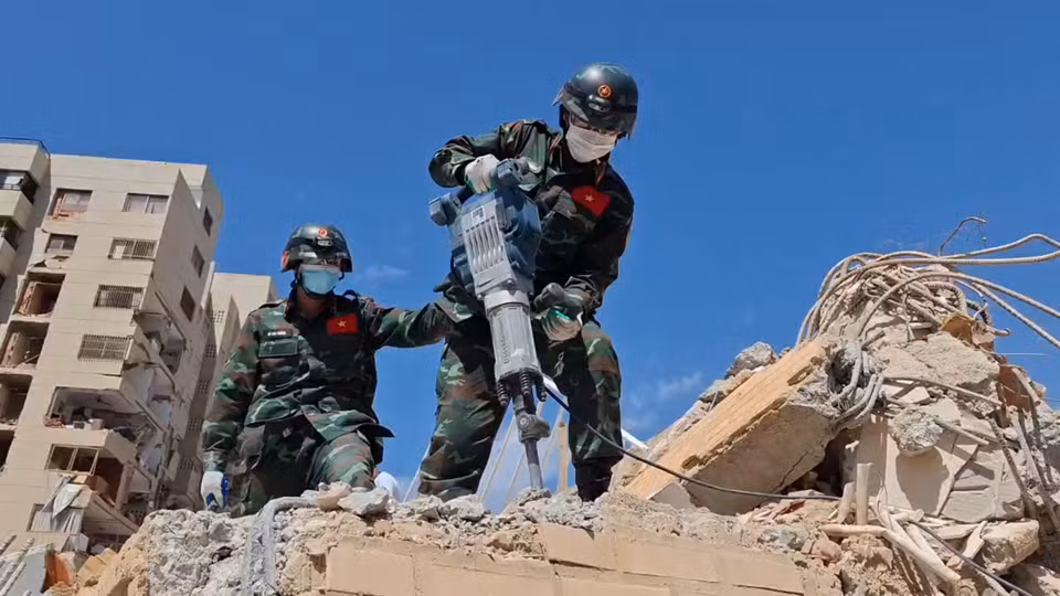 Đội công binh tìm cách tiếp cận nạn nhân. (Ảnh: Hoàng Vũ/Vietnam+)