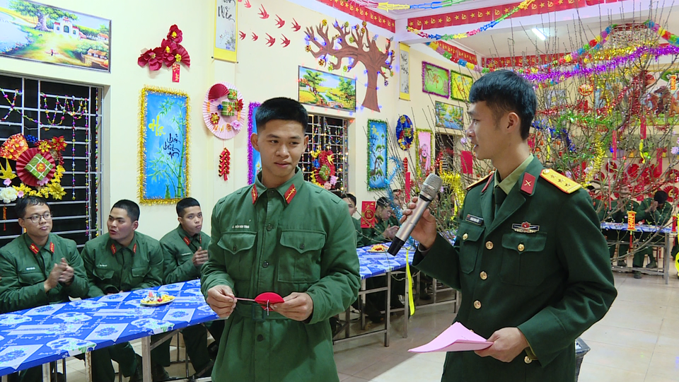 Cán bộ, chiến sĩ Tiểu đoàn 4, Trung đoàn 95, Sư đoàn 325 tham gia hoạt động “hái hoa dân chủ” trong không khí vui xuân đón Tết. (Ảnh: Hằng Trần/Vietnam+)