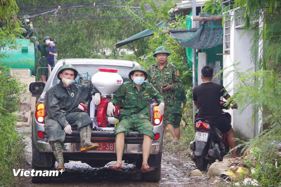 Những hoạt động thiết thực, kịp thời của cán bộ, chiến sĩ Đồn Biên phòng Cửa khẩu cảng Nha Trang tiếp tục thể hiện tinh thần trách nhiệm đối với cộng đồng, góp phần giúp người dân vượt qua khó khăn, từng bước ổn định cuộc sống sau thiên tai. (Ảnh: Văn Tân)
