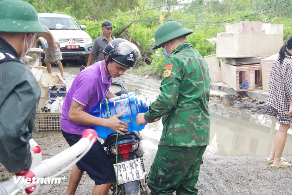 Người dân chở nước về nhà phục vụ sinh hoạt. (Ảnh: Văn Tân)
