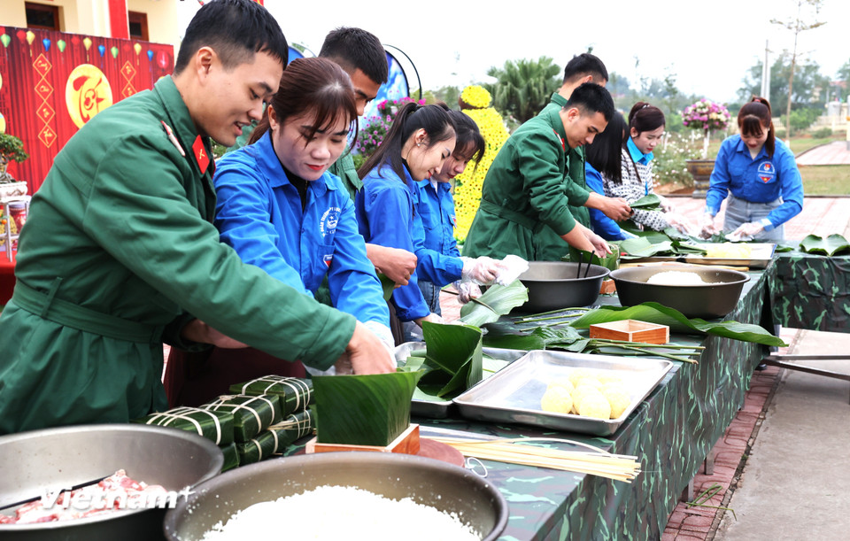 Hoạt động chuẩn bị Tết truyền thống giữa cán bộ, chiến sĩ và các cô giáo đơn vị kết nghĩa đã tạo không khí rộn ràng, thắm tình quân. (Ảnh: Hằng Trần/Vietnam+)