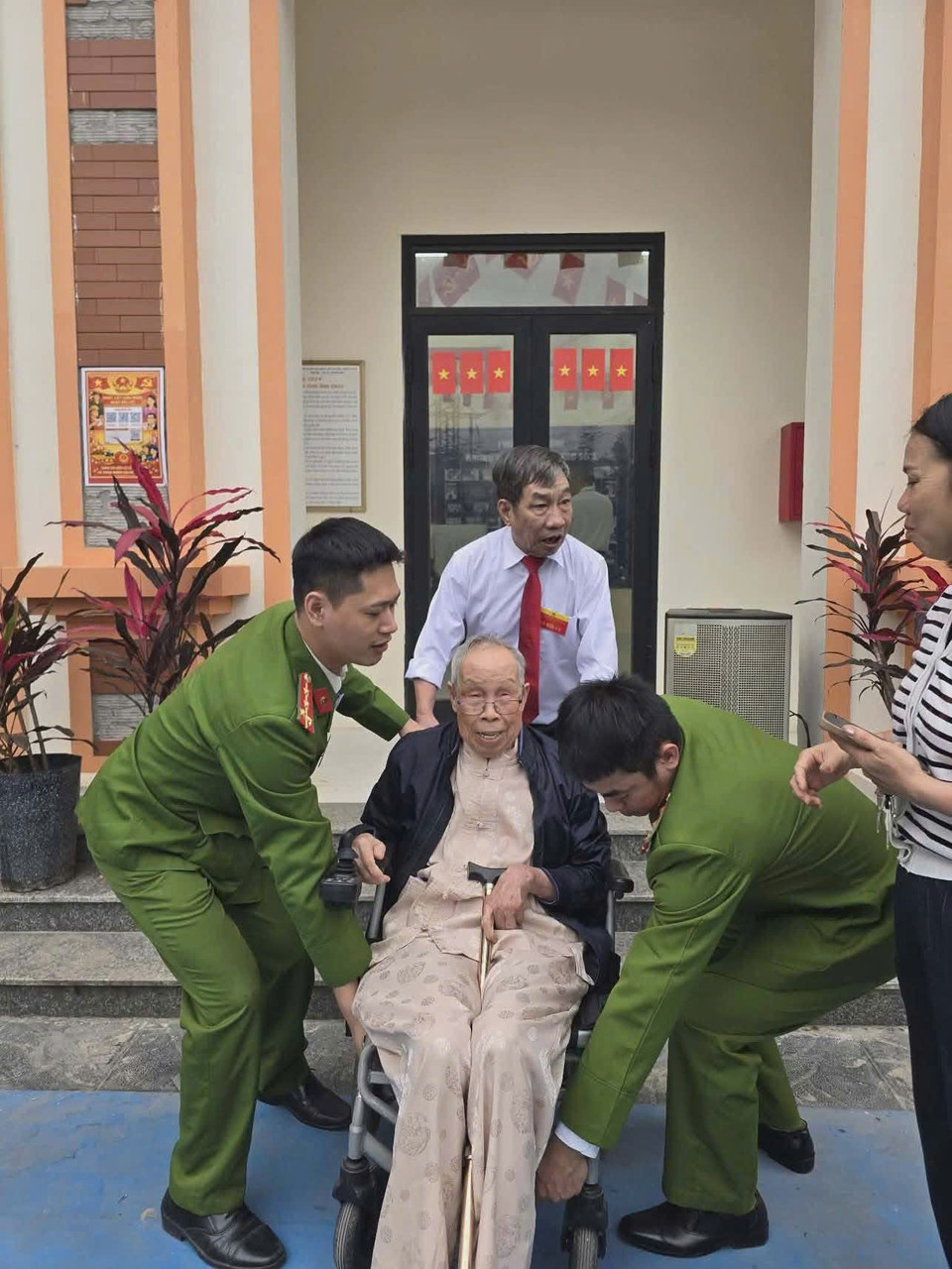 Cụ ông 92 tuổi ở phường Khương Đình được công an hỗ trợ đi bỏ phiếu. (Ảnh: CAHN)