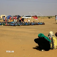 Người dân tại trại tị nạn ở Al-Dabbah, Sudan. (Ảnh: THX/TTXVN)