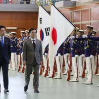 Bộ trưởng Quốc phòng Hàn Quốc Ahn Gyu-back (phải) và Bộ trưởng Quốc phòng Nhật Bản Shinjiro Koizumi duyệt đội danh dự tại trụ sở Lực lượng Phòng vệ Hàng hải Nhật Bản ở Yokosuka, tỉnh Kanagawa, Nhật Bản. (Nguồn: Yonhap)