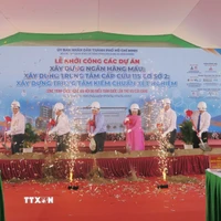 Các đại biểu thực hiện nghi thức khởi công. (Ảnh: Đinh Hằng.TTXVN)