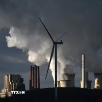 Khói thải bốc lên tại nhà máy điện than RWE ở Neurath, miền Tây Đức. (Ảnh: Getty Images/TTXVN)
