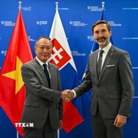 Đại sứ Việt Nam tại Slovakia Phạm Trường Giang và Bộ trưởng Ngoại giao Slovakia Juraj Blanár. (Ảnh: TTXVN phát)