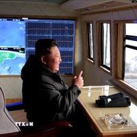 Nhà lãnh đạo Triều Tiên Kim Jong Un giám sát cuộc tập trận phóng tên lửa siêu vượt âm tại Bình Nhưỡng ngày 4/1. (Ảnh: Yonhap/TTXVN)