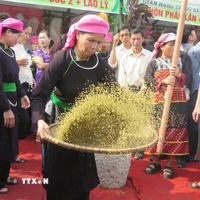 Phụ nữ Tày xã Hợp Thành sàng cốm - công đoạn không thể thiếu trong quá trình làm cốm. (Ảnh: Hương Thu/TTXVN)