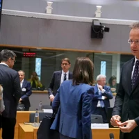 Bộ trưởng Ngoại giao Hungary Peter Szijjarto đến dự cuộc họp bàn tròn của các bộ trưởng ngoại giao EU tại Brussels. (Nguồn: AP)