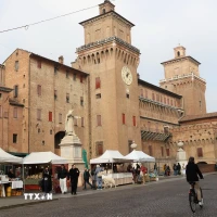 Mặt trước của lâu đài Este - biểu tượng của thành phố Ferrara. (Ảnh: Dương Hoa/TTXVN)