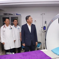 Đại sứ Nguyễn Minh Tâm tham quan cơ sở vật chất hiện đại tại Bệnh viện Hà Nội-Vientiane. (Ảnh: Xuân Tú/TTXVN)