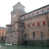 Hào nước phòng vệ xung quanh lâu đài Este. (Ảnh: Dương Hoa/TTXVN)