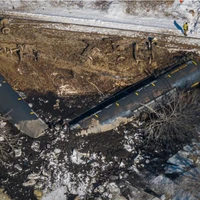 Sáu toa tàu chở khí propan hóa lỏng đã trật bánh và bốn toa rơi xuống sông ở Mansfield. (Nguồn: CT Public)