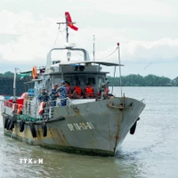 Lực lượng cứu hộ tàu Hải đội 2 Bộ đội Biên phòng Sóc Trăng cứu nạn kịp thời các thuyền viên đưa vào bờ an toàn. (Ảnh: TTXVN phát)