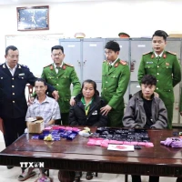 Từ trái sang các đối tượng gồm: Châu Văn Cường, Sầm Thị Hiền và Lô Văn Tuấn và tang vật tại cơ quan công an. (Ảnh: TTXVN phát)