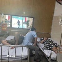 Các bệnh nhân nghi bị ngộ độc sau khi ăn bánh mỳ nằm điều trị tại Bệnh viên Đa khoa Vũng Tàu. (Ảnh: Hoàng Nhị/TTXVN)