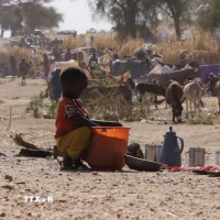 Trẻ em Sudan tìm thức ăn tại một trại tị nạn ở El Fasher, Bắc Darfur, Sudan ngày 9/7/2025. (Ảnh: THX/TTXVN)