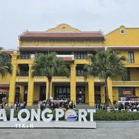 Ngay trong ngày mùng 1, Cảng tàu khách quốc tế Hạ Long đón trên 8.000 lượt du khách tham quan vịnh Hạ Long. (Ảnh: Thanh Vân/TTXVN)