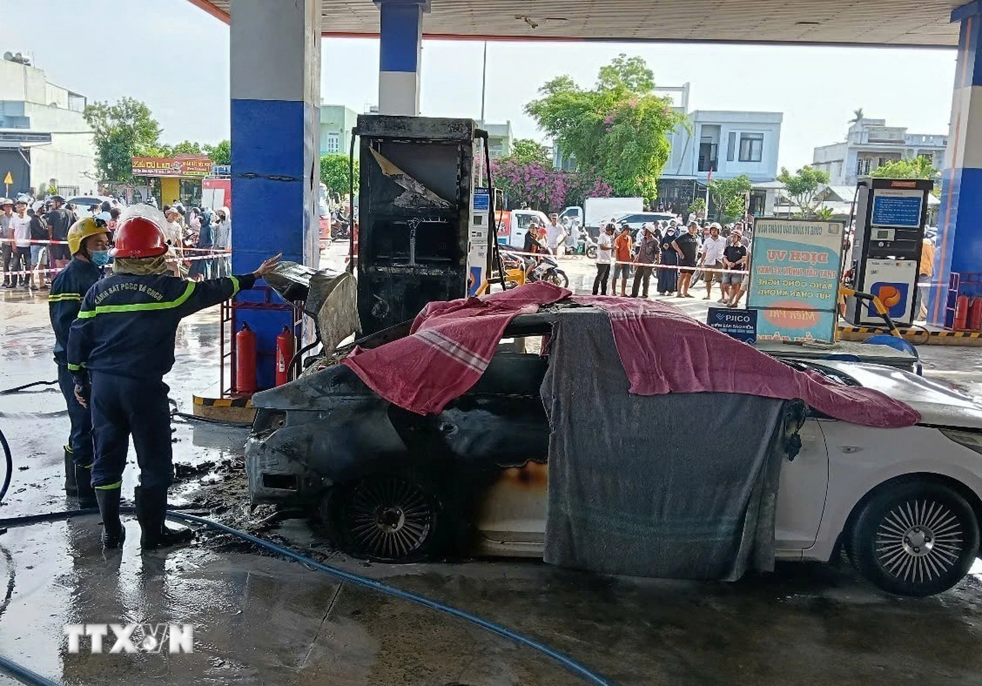 Vụ cháy xe tại cây xăng khiến 2 người tử vong: Xe chở nhiều pin bình ắc quy