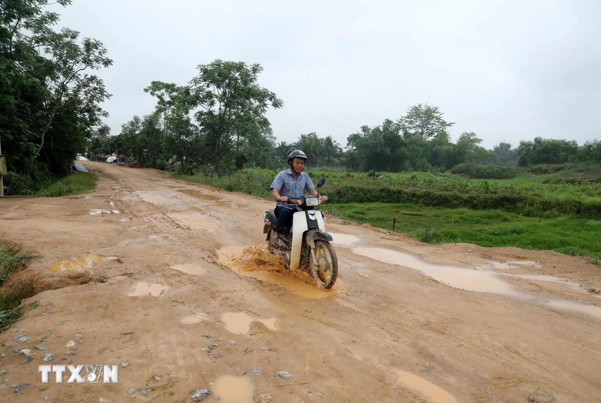 Nghệ An: Tuyến đường trăm tỷ vẫn ngổn ngang, đắp chiếu sau hơn 15 năm thi công