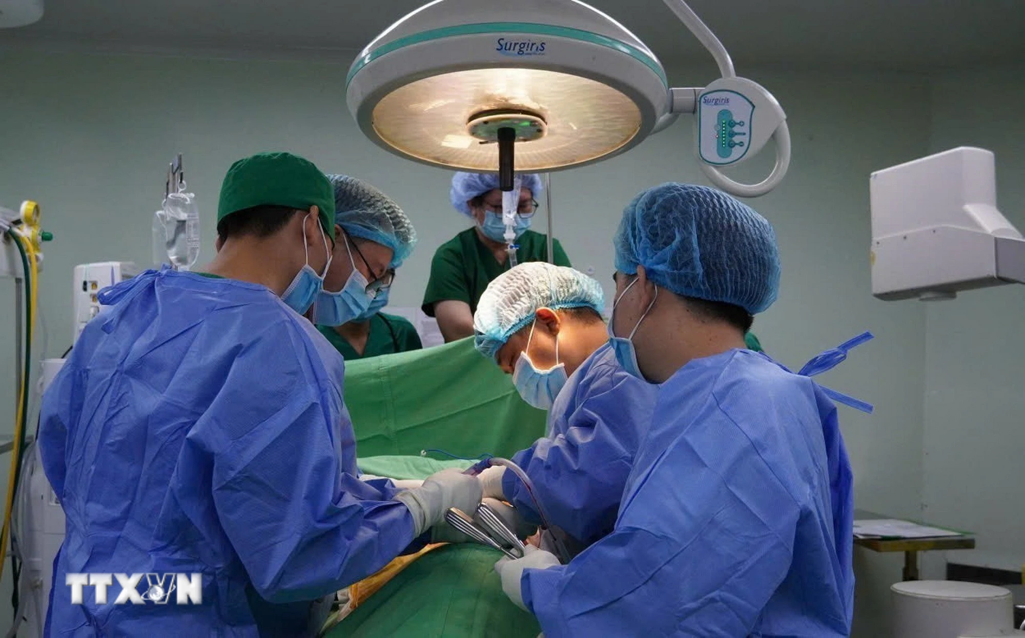 Cần Thơ: Cứu sống nam thanh niên bị đinh kim loại xuyên qua ổ bụng