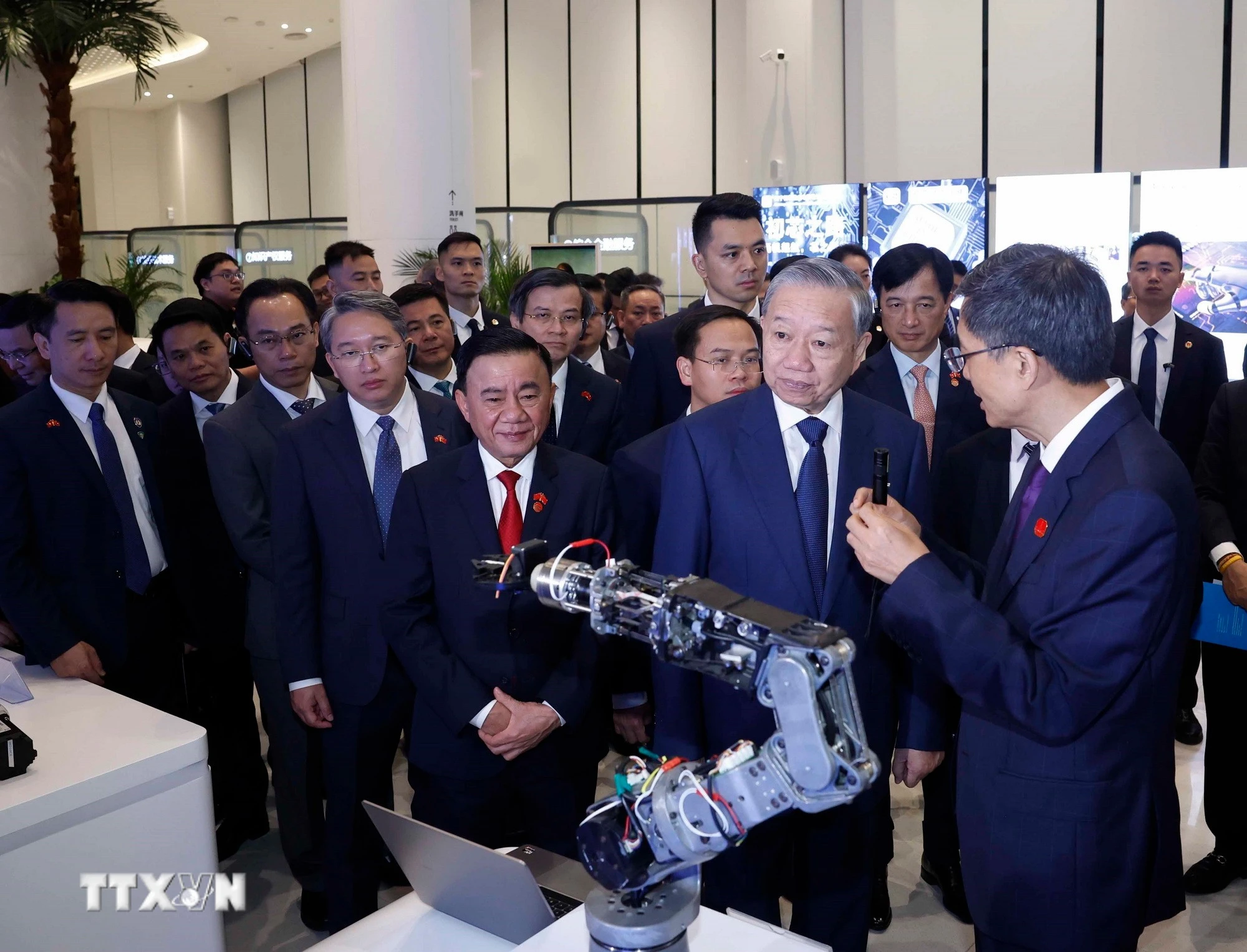 Tổng Bí thư, Chủ tịch nước tham quan Trung tâm Trí tuệ Nhân tạo Trung Quốc - ASEAN