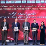 Phó Tổng giám đốc TTXVN Đoàn Thị Tuyết Nhung tặng các ấn phẩm sách ảnh "100 năm Báo chí cách mạng Việt Nam" và "80 năm Thông tấn xã Việt Nam." (Ảnh: Hoàng Hiếu/TTXVN)