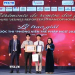 Nhóm thí sinh Nguyễn Vũ Linh và Trịnh Đức Anh, đến từ Trường Đại học Ngoại thương đã xuất sắc giành Giải Nhất cuộc thi Phóng viên trẻ Pháp ngữ 2025 với tác phẩm “Dáng hình của âm thanh: Từ cảm xúc đến con người.” (Ảnh: Hoàng Hiếu/TTXVN)