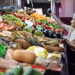 Người tiêu dùng mua sắm tại một chợ ở Madrid, Tây Ban Nha. (Ảnh: THX/TTXVN)