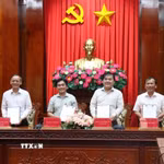 Đại diện Đảng ủy 3 xã Bình Ninh, Mỹ An Hưng và Thanh Hưng (tỉnh Đồng Tháp) ký kết thỏa thuận hợp tác truyền thông với Trung tâm thông tin Thông tấn xã Việt Nam khu vực phía Nam. (Ảnh: Hữu Chí/TTXVN)