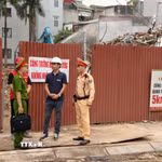 Bên cạnh tuần tra, kiểm soát, lực lượng chức năng phối hợp tuyên truyền, nhắc nhở đơn vị thi công tuân thủ quy đinh tại các công trình trọng điểm. (Ảnh: Hùng Mạnh/TTXVN)